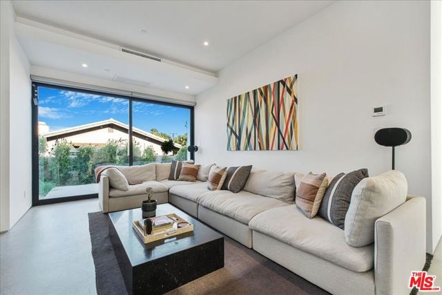 527 W Santa Catalina Road, Palm Springs, CA 92262