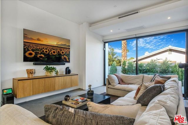 527 W Santa Catalina Road, Palm Springs, CA 92262