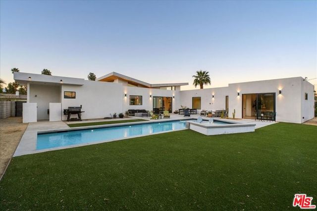 527 W Santa Catalina Road, Palm Springs, CA 92262