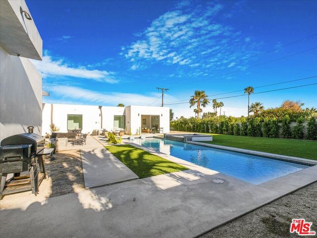 527 W Santa Catalina Road, Palm Springs, CA 92262