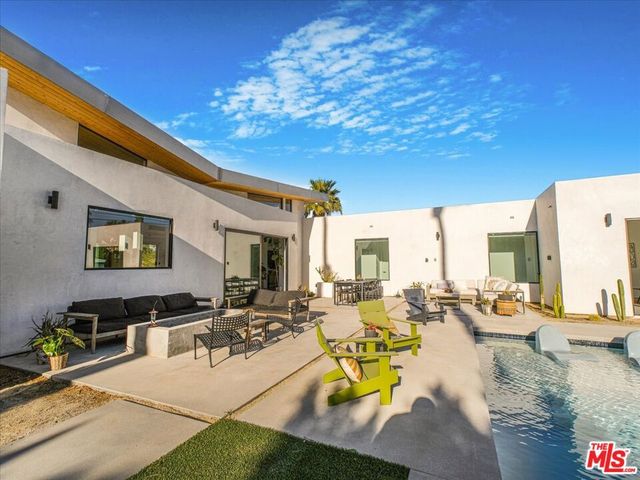527 W Santa Catalina Road, Palm Springs, CA 92262