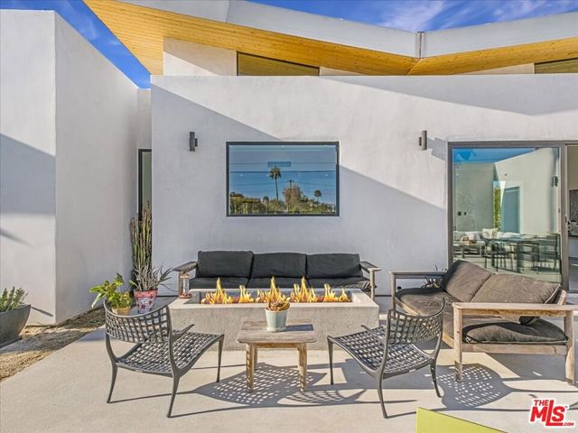 527 W Santa Catalina Road, Palm Springs, CA 92262