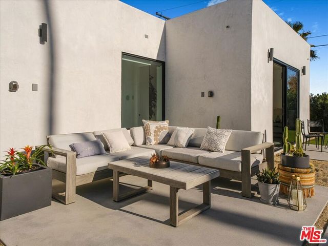 527 W Santa Catalina Road, Palm Springs, CA 92262