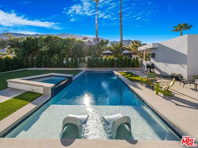 527 W Santa Catalina Road, Palm Springs, CA 92262