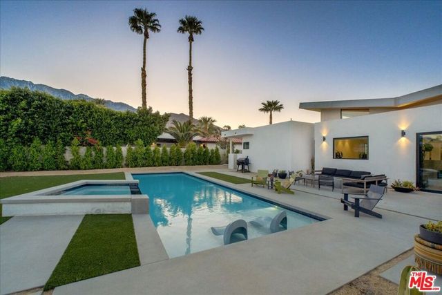 527 W Santa Catalina Road, Palm Springs, CA 92262