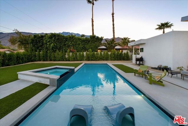 527 W Santa Catalina Road, Palm Springs, CA 92262