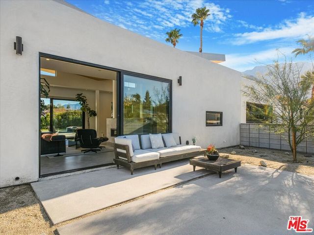 527 W Santa Catalina Road, Palm Springs, CA 92262