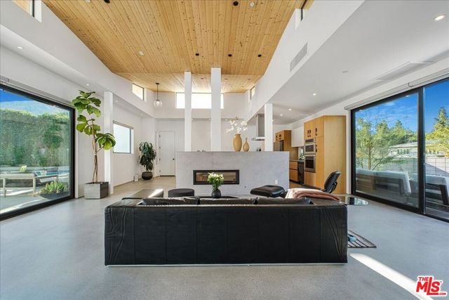 527 W Santa Catalina Road, Palm Springs, CA 92262