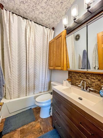 2513 W Central Ave, Minot, ND 58703