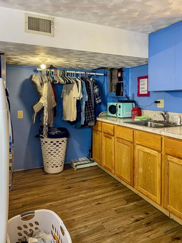 2513 W Central Ave, Minot, ND 58703