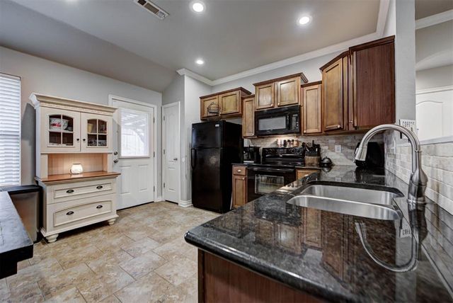 2302 W Bradford Circle, Newcastle, OK 73065