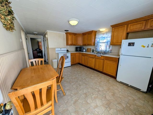 14 Walnut St, Oxford, MA 01540