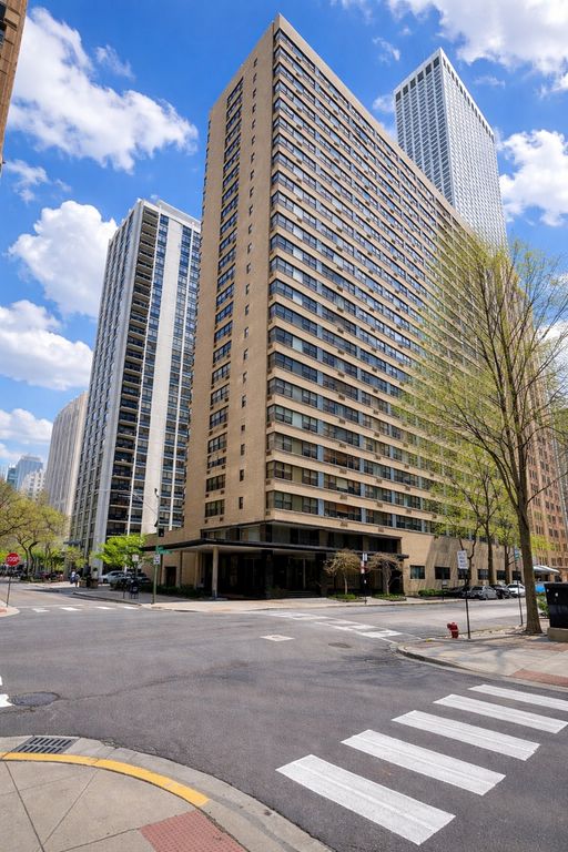 850 N Dewitt Place 15F, Chicago, IL 60611