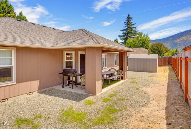 1003 SE Grandview Avenue, Grants Pass, OR 97527
