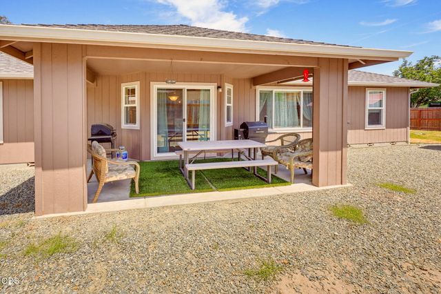 1003 SE Grandview Avenue, Grants Pass, OR 97527