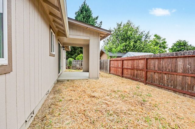 1003 SE Grandview Avenue, Grants Pass, OR 97527