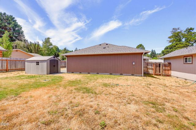 1003 SE Grandview Avenue, Grants Pass, OR 97527