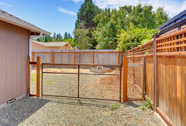 1003 SE Grandview Avenue, Grants Pass, OR 97527