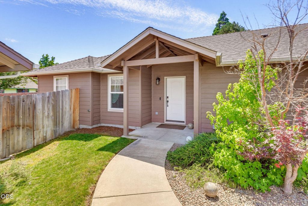 1003 SE Grandview Avenue, Grants Pass, OR 97527