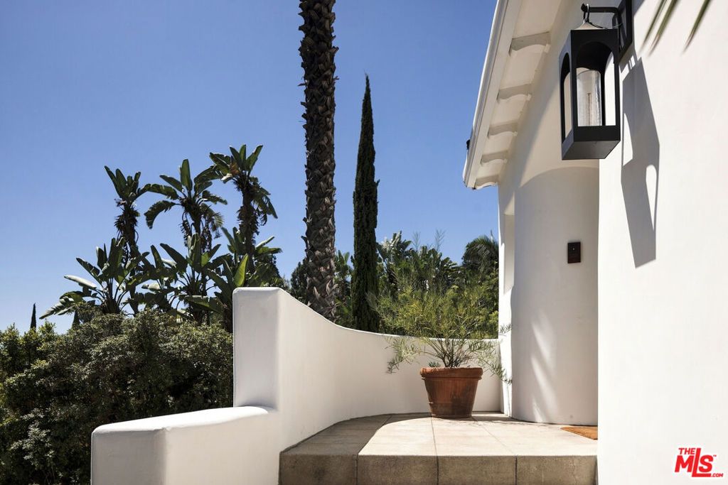 8855 St Ives Drive, Los Angeles, CA 90069 — photo 3