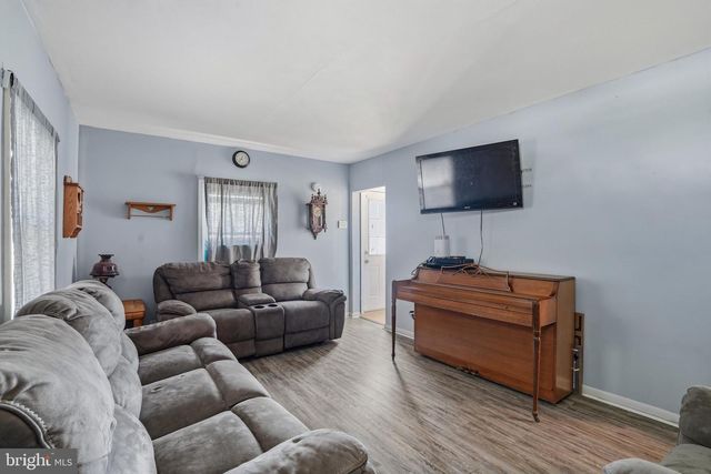 14 RIDGE RD, Aston, PA 19014