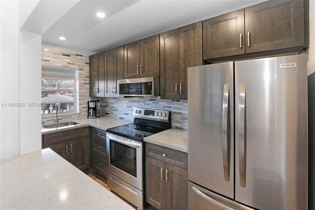 5300 Washington St E207, Hollywood, FL 33021