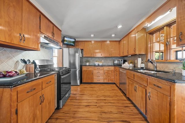 18 Glendale Ave, Melrose, MA 02176