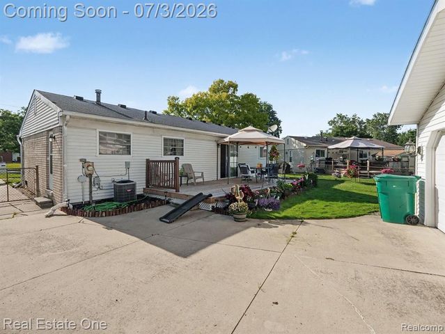 10637 Jackson St, Belleville, MI 48111