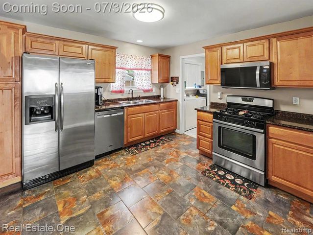 10637 Jackson St, Belleville, MI 48111