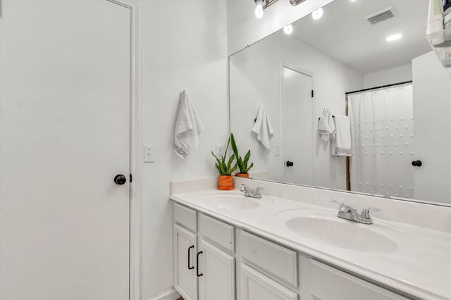 206 Quail CIR, Hutto, TX 78634