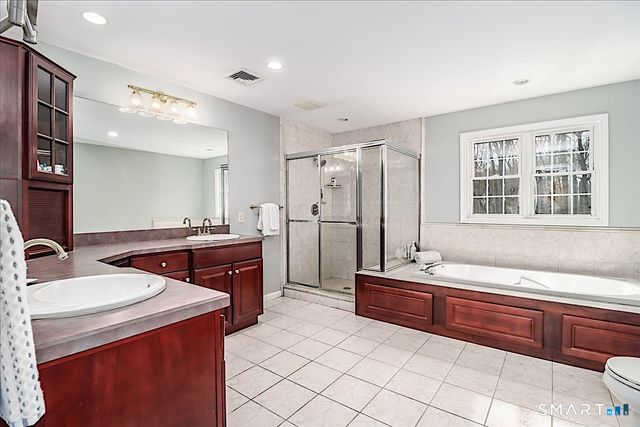 10 Ironwood Drive, Newtown, CT 06482