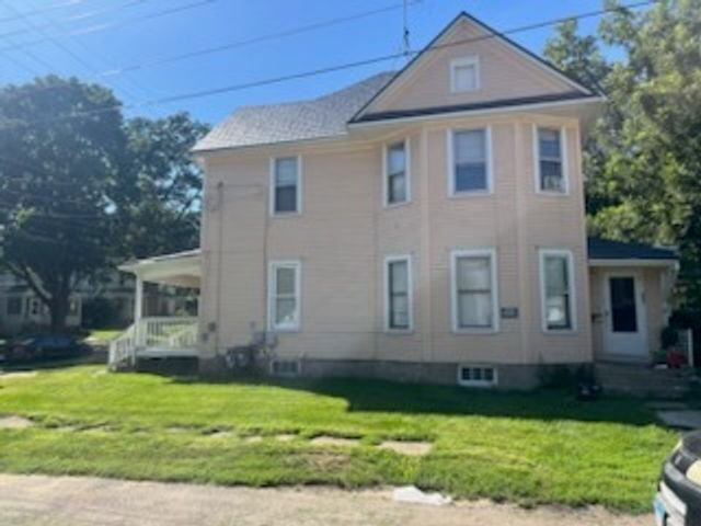 1002 Oak Avenue S, Freeport, IL 61032