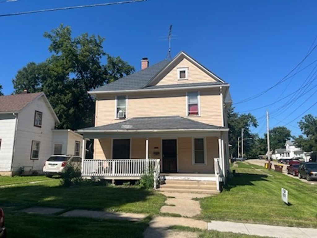 1002 Oak Avenue S, Freeport, IL 61032