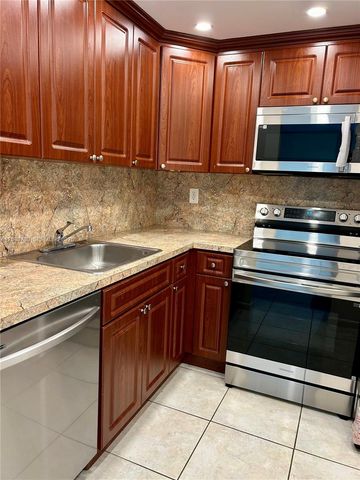 484 NW 165th St Rd A-316, Miami, FL 33169