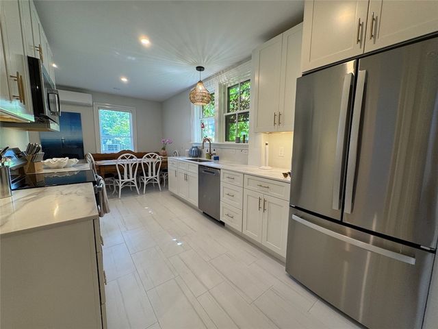 8 Barney Street 1, Newport, RI 02840