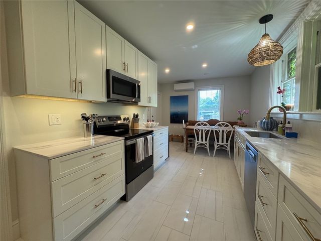 8 Barney Street 1, Newport, RI 02840