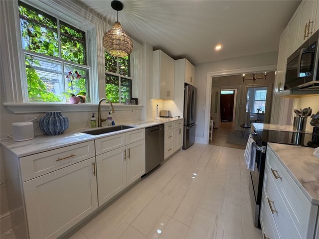 8 Barney Street 1, Newport, RI 02840