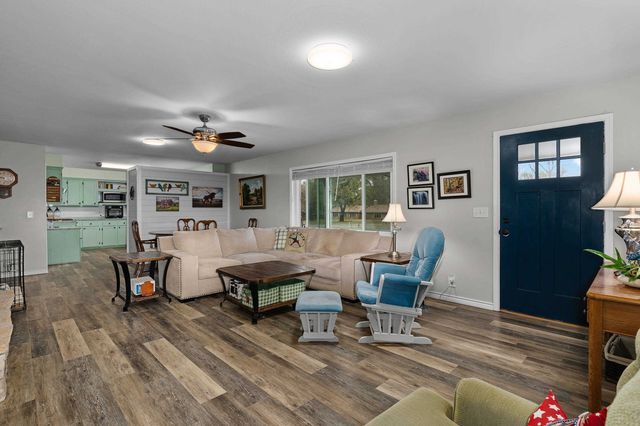 1901 Longview Dr, Henderson, TX 75652