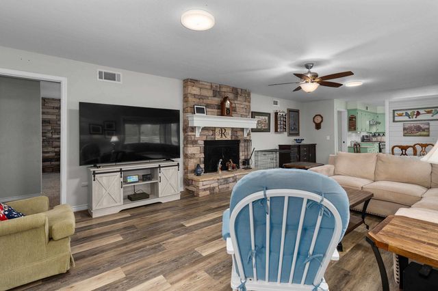 1901 Longview Dr, Henderson, TX 75652