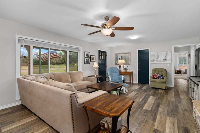 1901 Longview Dr, Henderson, TX 75652