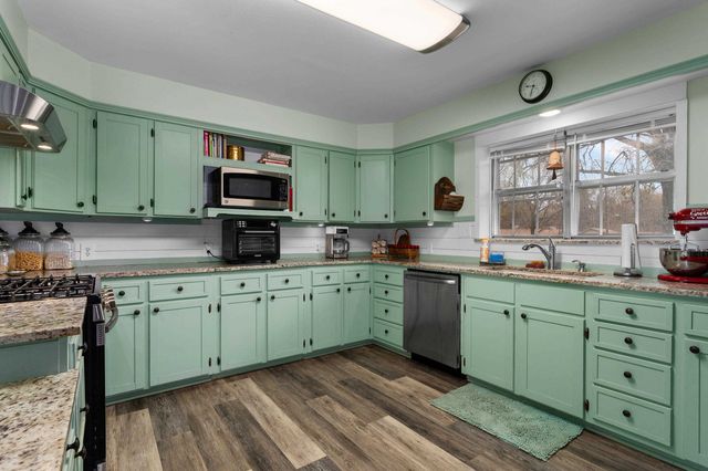 1901 Longview Dr, Henderson, TX 75652