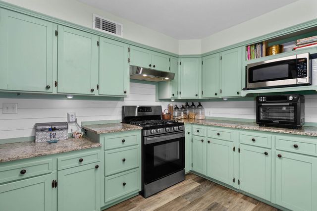 1901 Longview Dr, Henderson, TX 75652