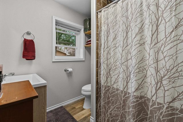 1901 Longview Dr, Henderson, TX 75652