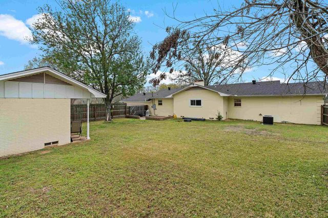 1901 Longview Dr, Henderson, TX 75652