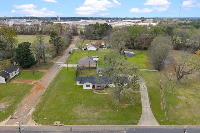 1901 Longview Dr, Henderson, TX 75652