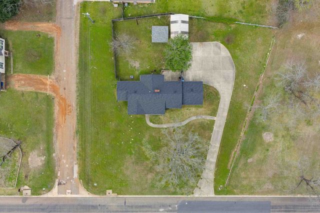 1901 Longview Dr, Henderson, TX 75652