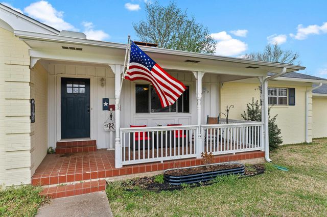 1901 Longview Dr, Henderson, TX 75652