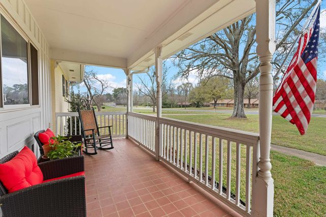 1901 Longview Dr, Henderson, TX 75652