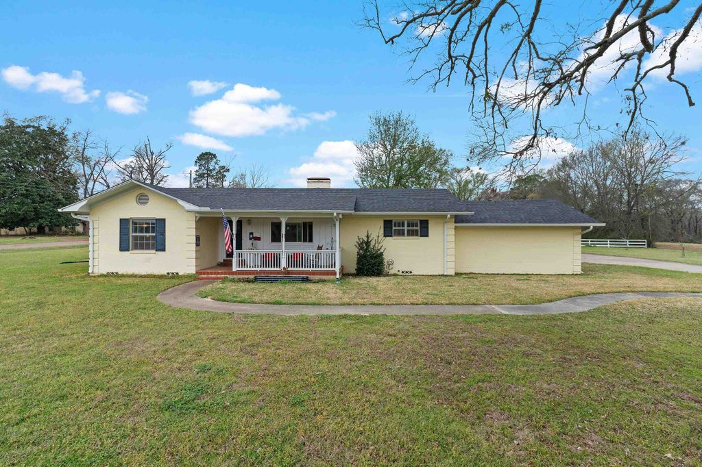 1901 Longview Dr, Henderson, TX 75652