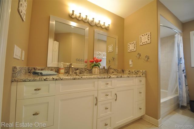 3648 W Tienken Road, Rochester Hills, MI 48306